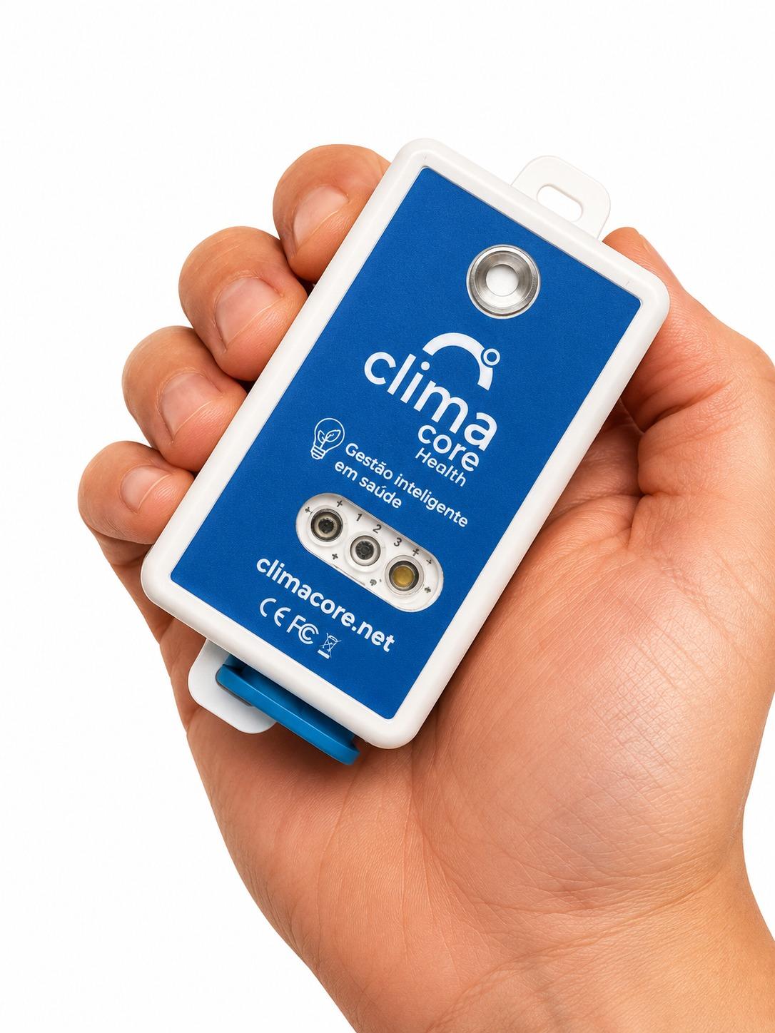 Dispositivo ClimaCore Health na palma da mão, mostrando o tamanho compacto